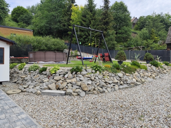 Huśtawka i trampolina basen